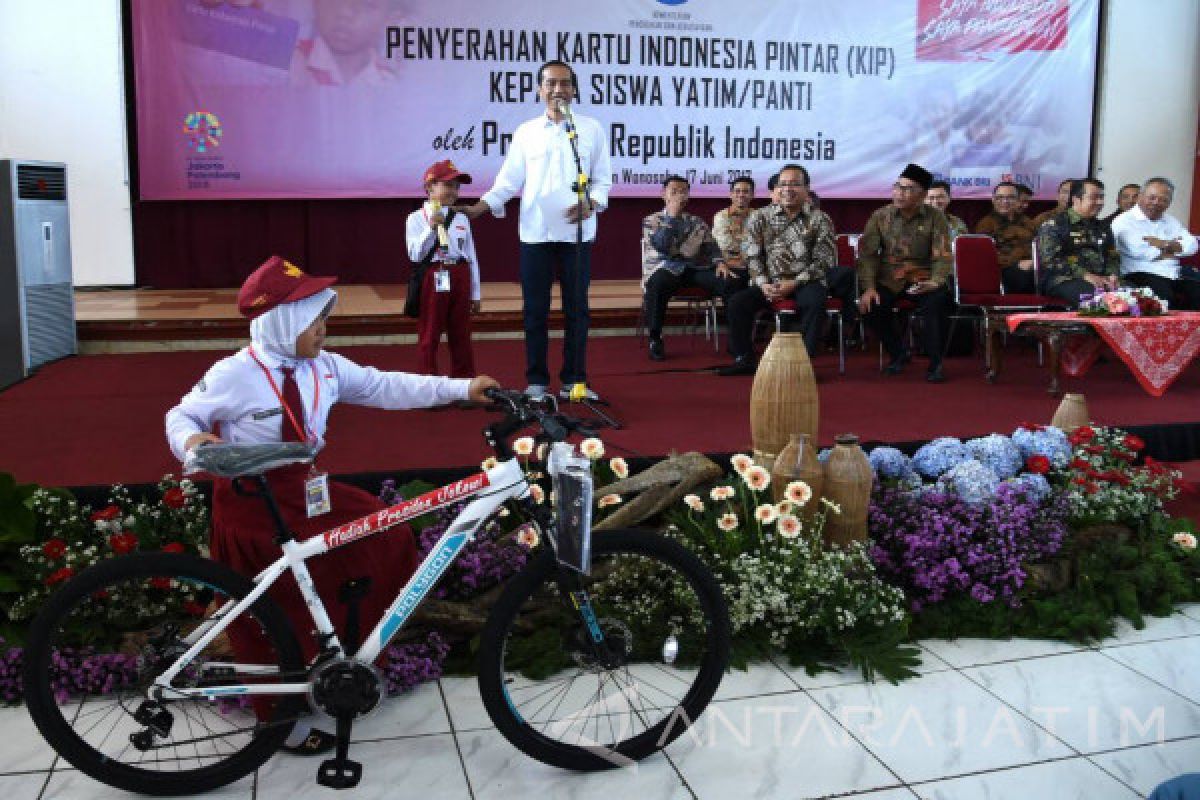 Siswa SD Berpuisi Sepeda di Hadapan Jokowi