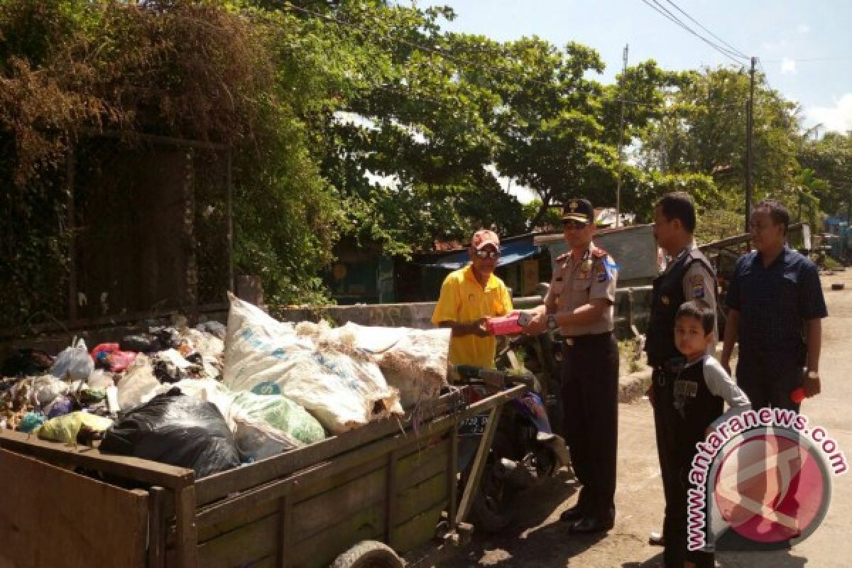 Polsek KPL Banjarmasin Berbagi Takjil Ke Petugas Kebersihan 