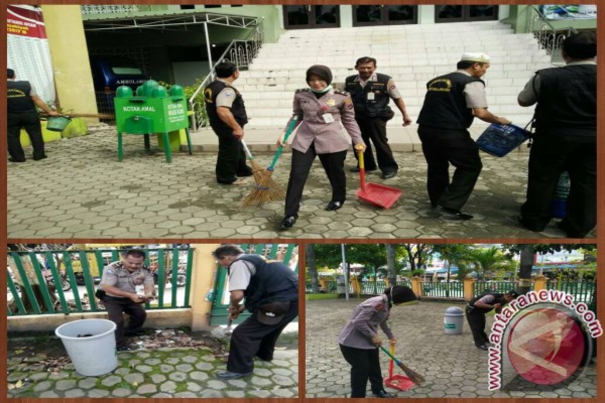 Polsekta Banjarmasin Tengah Bersih-bersih Masjid