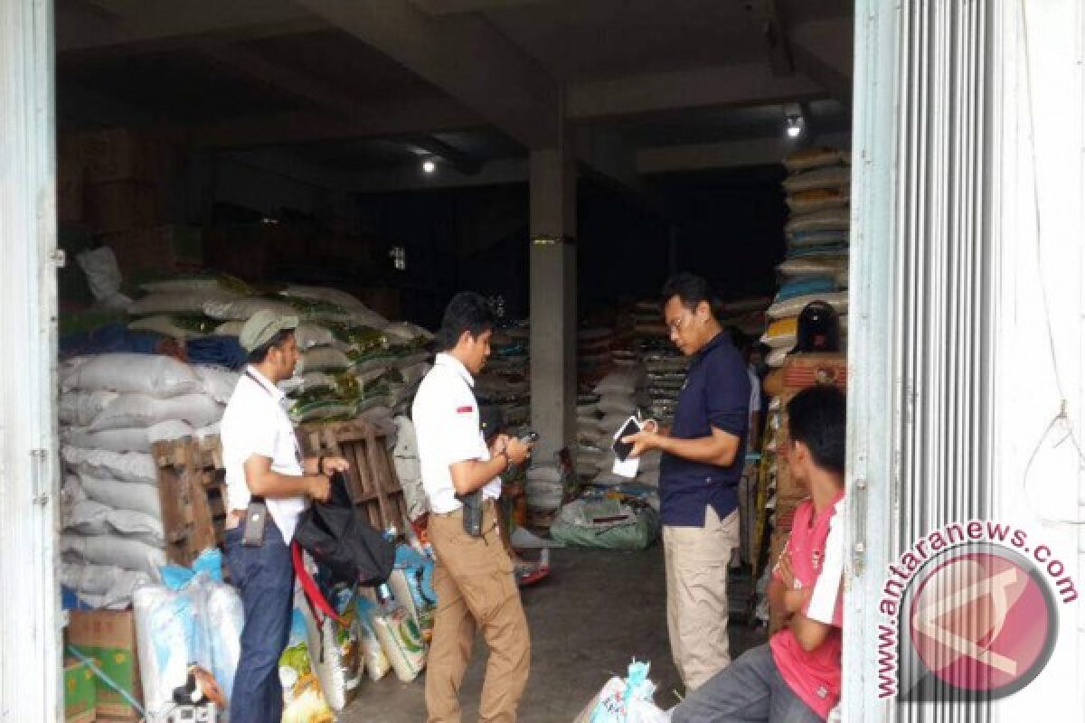 Polisi Tindak Penjual Beras Kemasan 