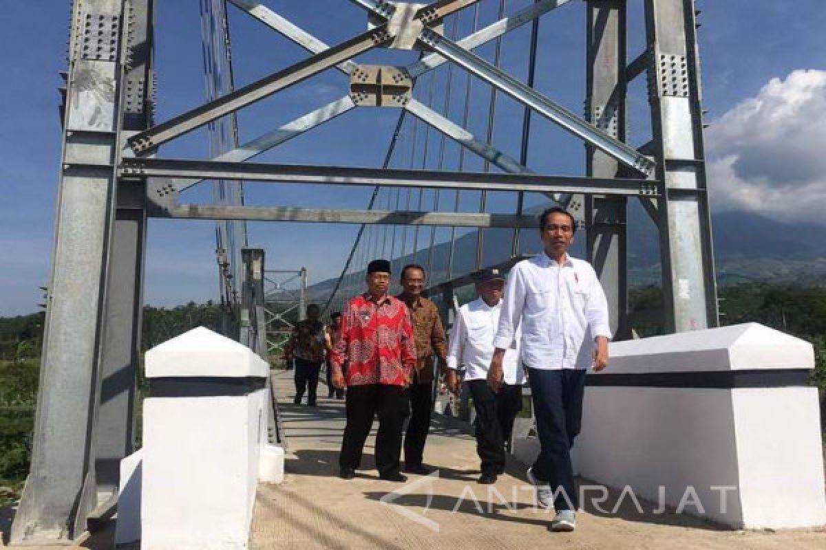 Presiden Susuri Jalan Sempit Resmikan Jembatan Galeh (Video)