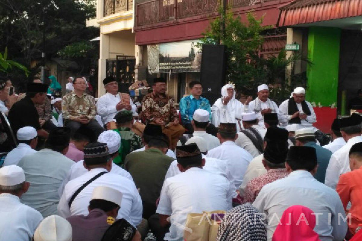 Konjen RRT Beri Santunan Anak Yatim Surabaya
