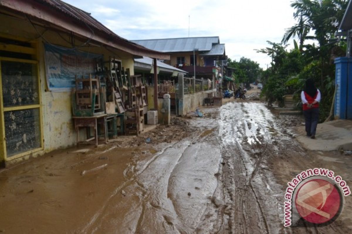 Warga Tolitoli Keruk Lumpur Bersihkan Permukiman Pascabanjir