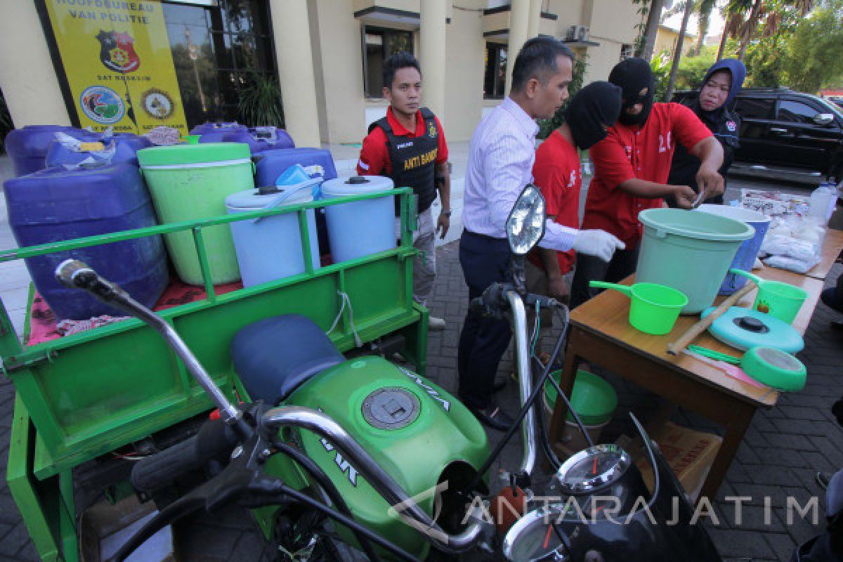 Polrestabes Surabaya Ungkap Minuman Legen Palsu