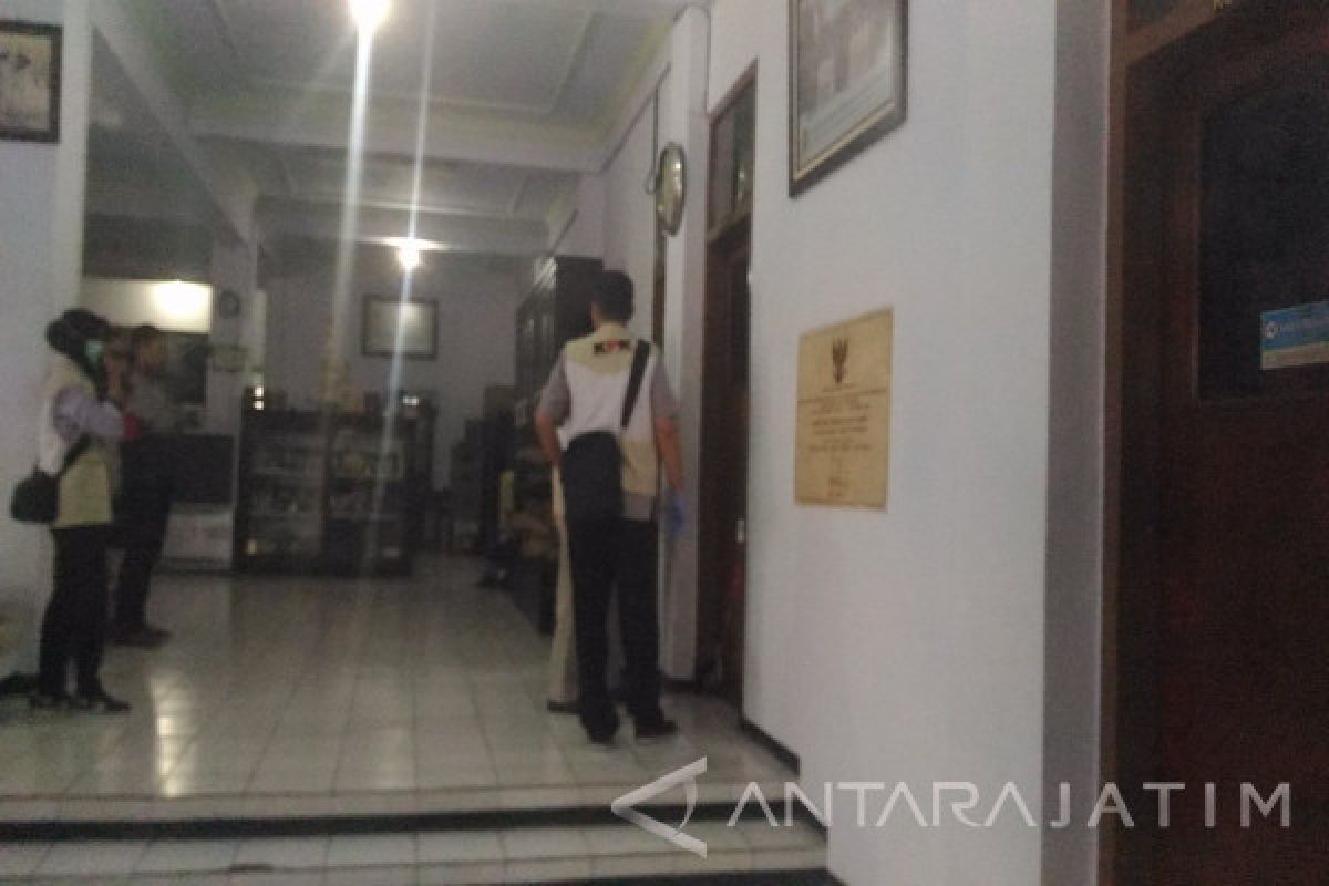 Petugas KPK Geledah Kantor DPRD Kota Mojokerto (Video)