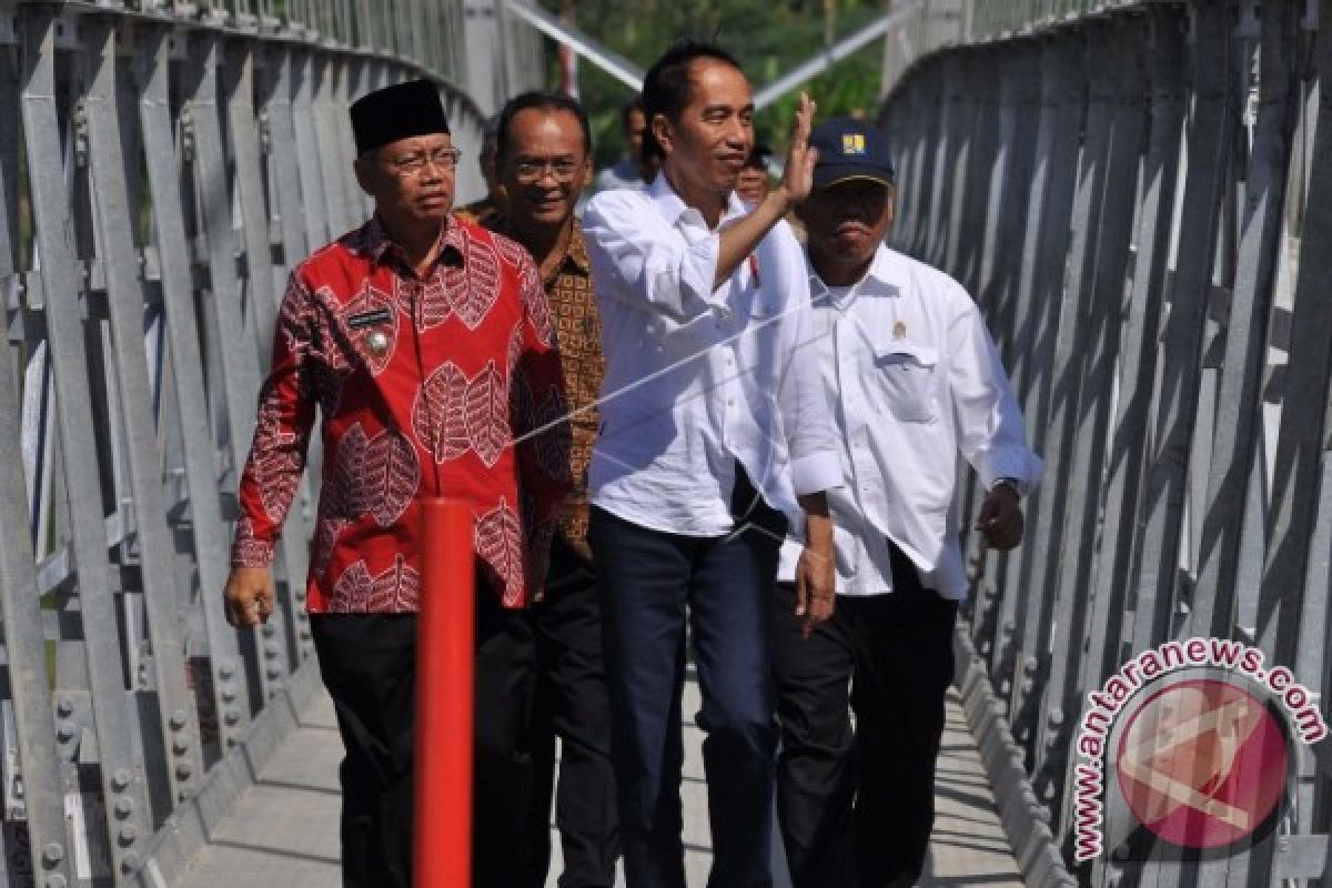 Presiden Susuri Jalan Sempit Resmikan Jembatan Galeh