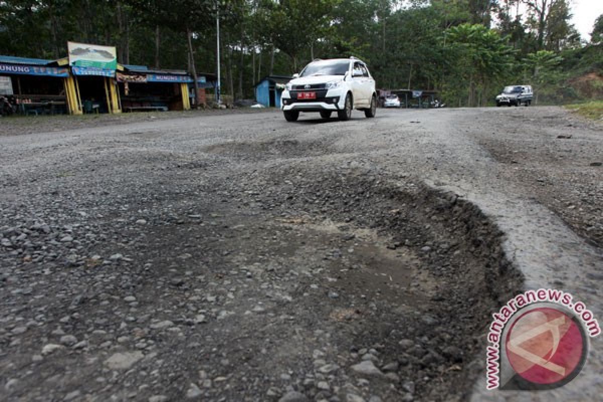 Pengguna jalan keluhkan kerusakan Jalintim Lampung-Sumsel