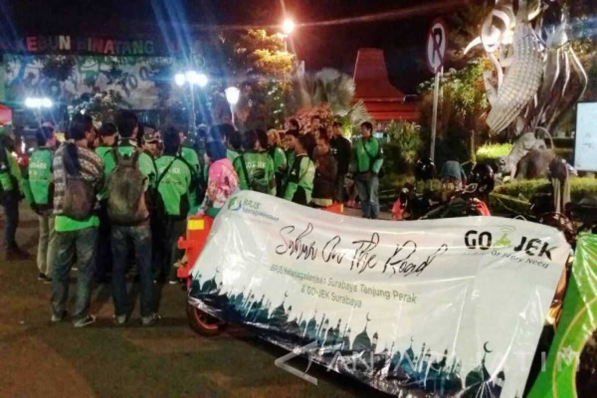 BPJS Ketenagakerjaan Perak-Gojek Bagikan Makanan Sahur