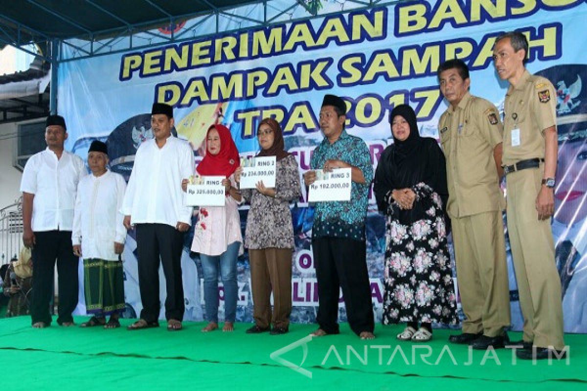 Pemkot Kediri Serahkan Bansos Warga Terdampak Sampah Rp1 Miliar