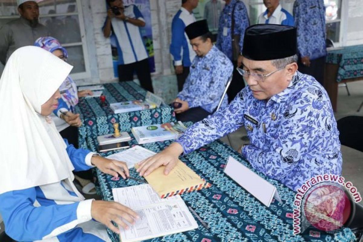 Bupati HSS Serahkan ZIS ke Baznas 