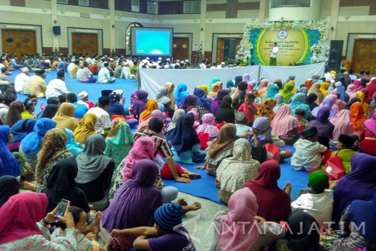 Semen Gresik Bagikan Paket Santunan Anak Yatim