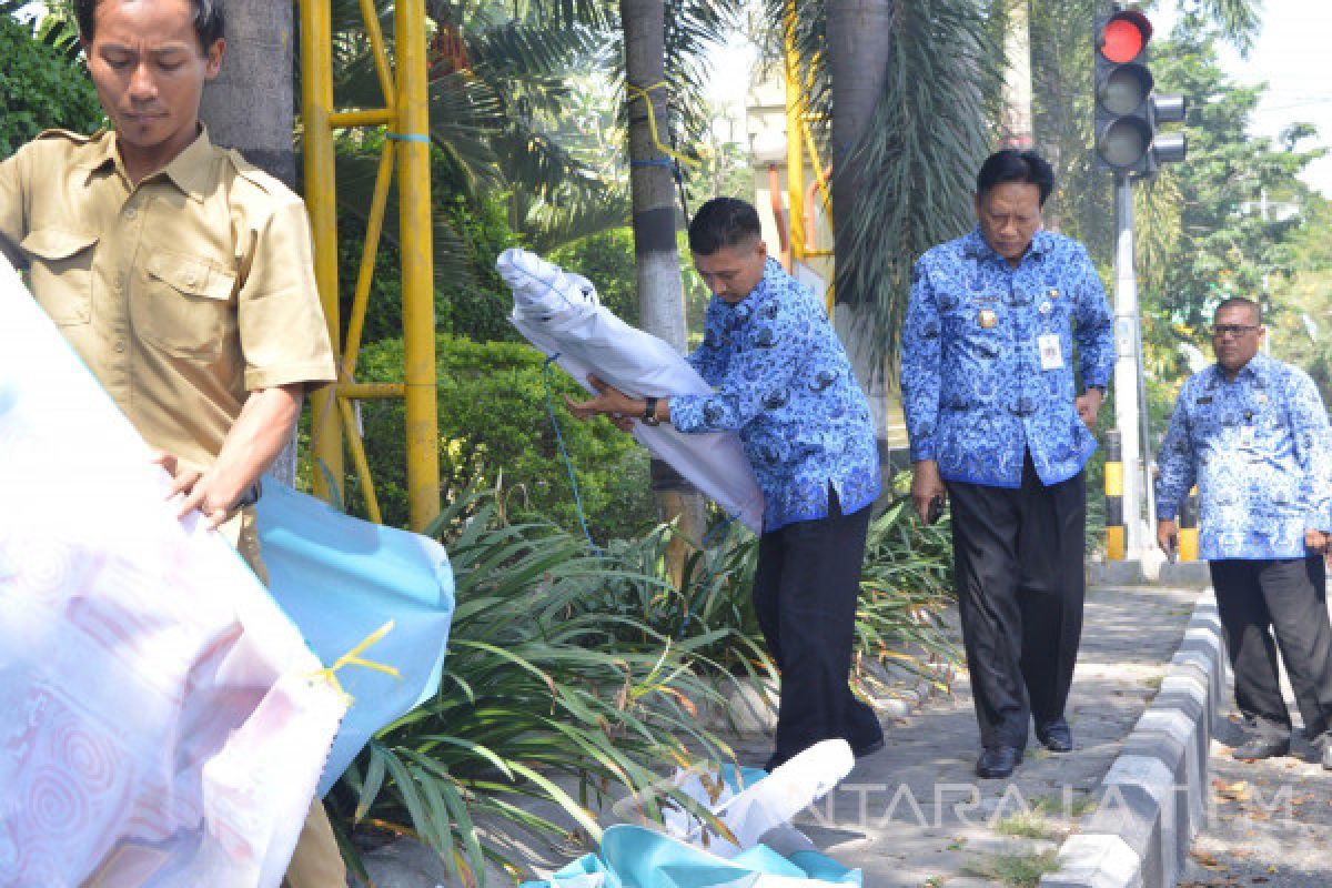 Bupati Gresik Copot Paksa Papan Reklame Liar