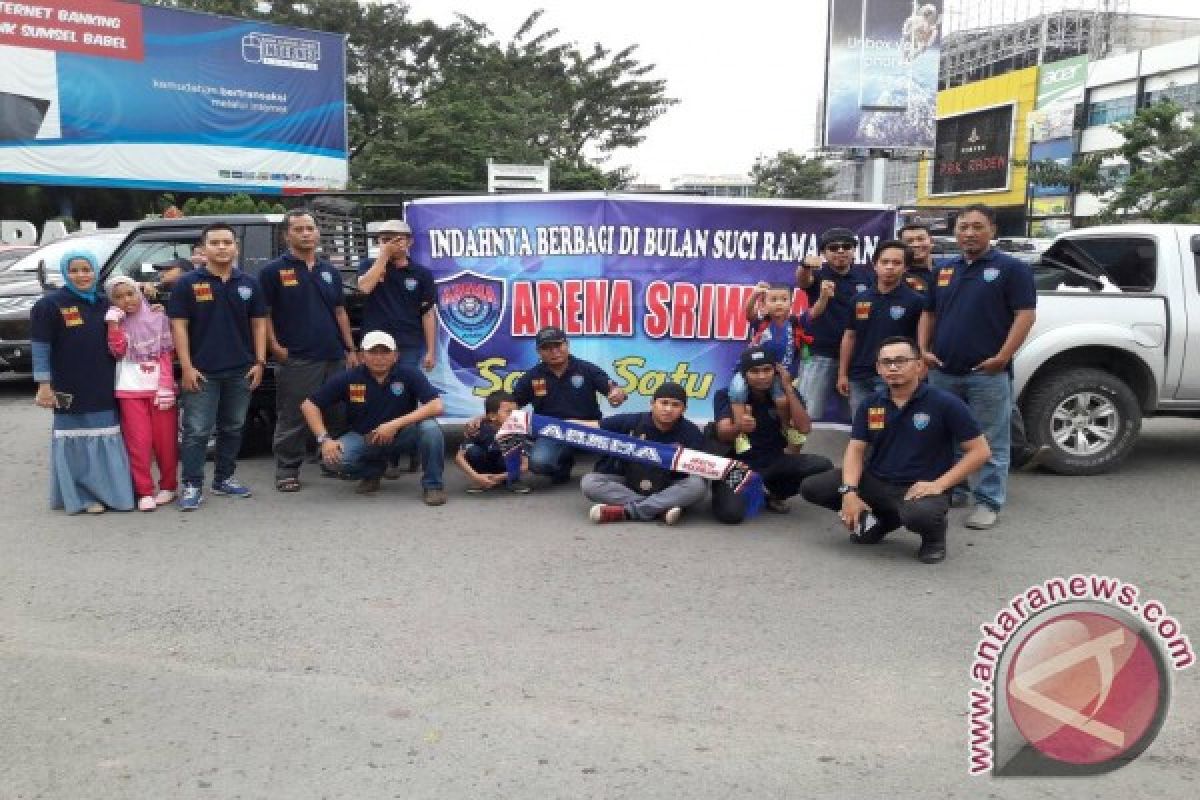 Arema Sriwijaya bagikan ta``jil kepada pengguna jalan