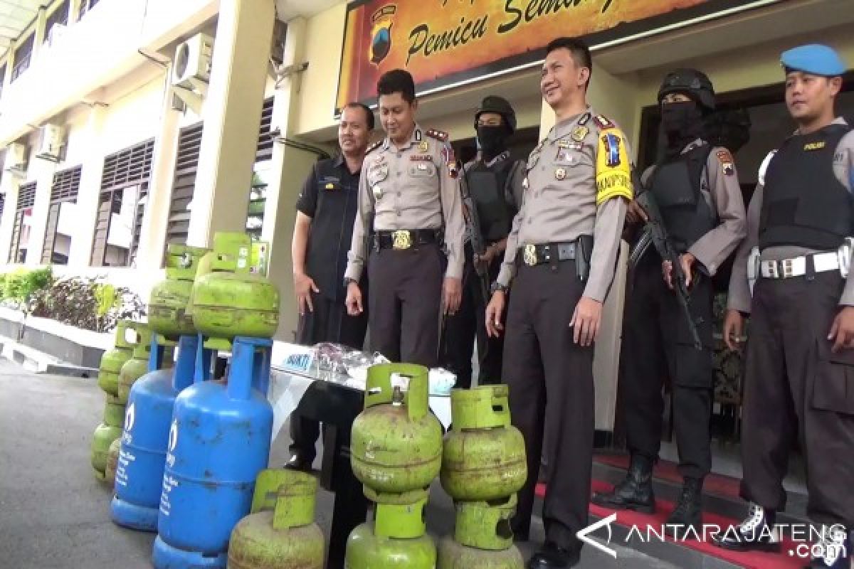 Polisi Ciduk Pengoplos Elpiji 12 Kg