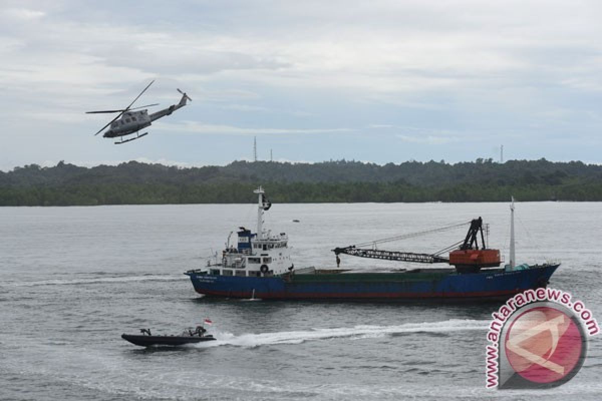 Badan Penegakan Maritim Malaysia tahan dua kapal pindah minyak luar batas