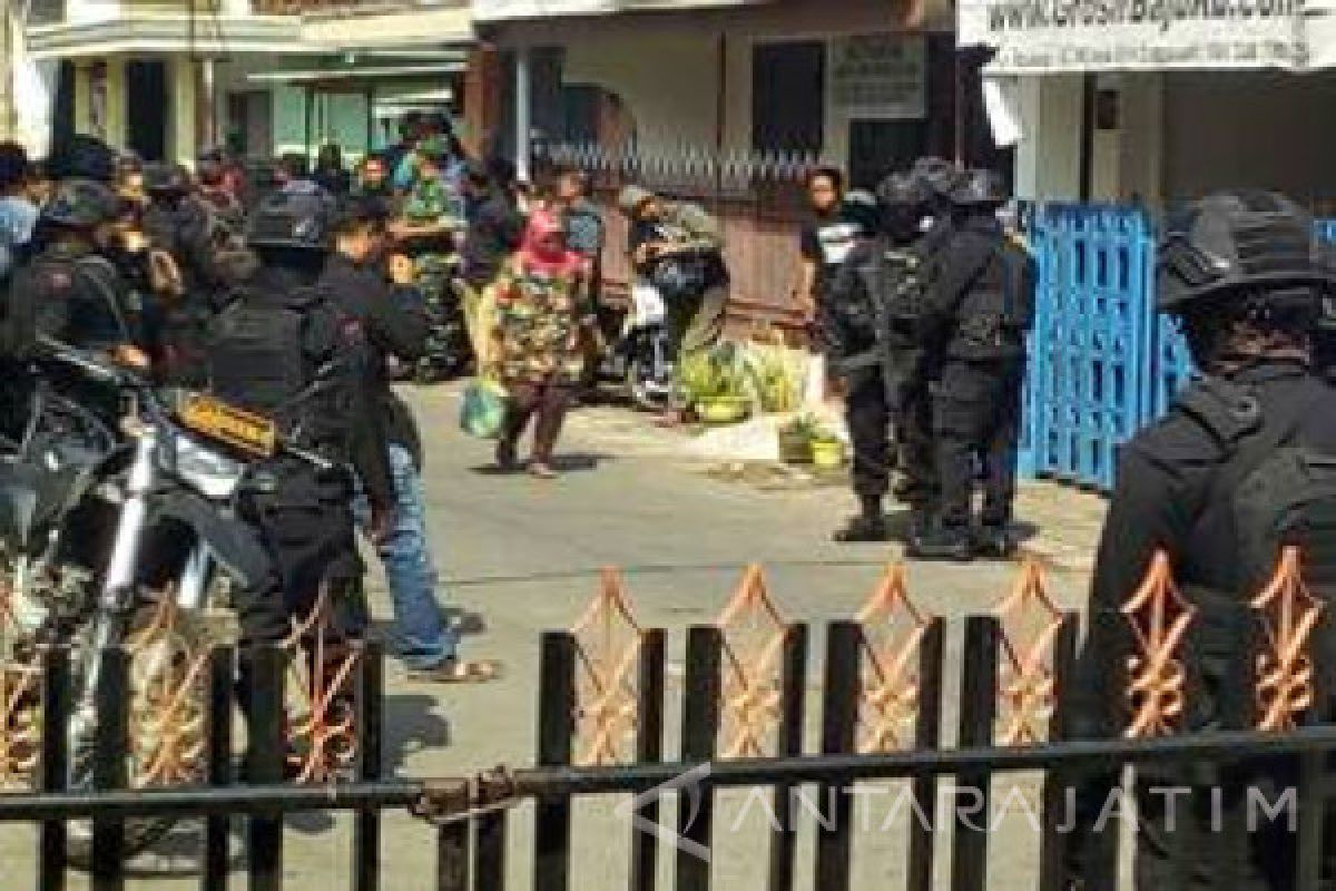 Densus 88 Geledah Rumah Terduga Teroris di Malang