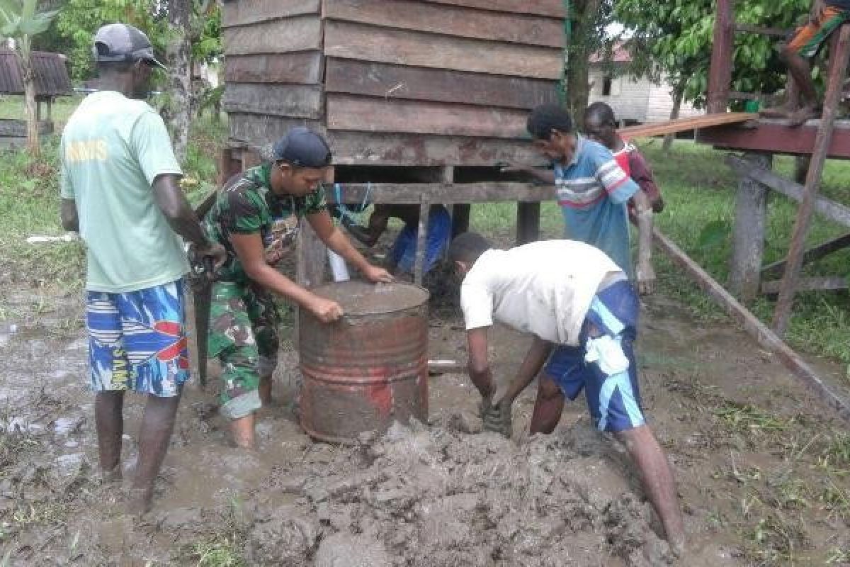 Babinsa Koramil Agats bantu masyarakat bangun jamban