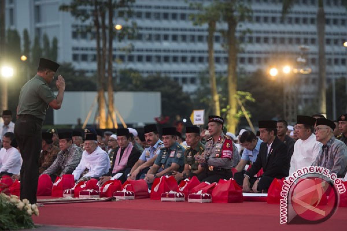 Presiden Jokowi dan Wapres Kalla buka puasa bersama prajurit TNI