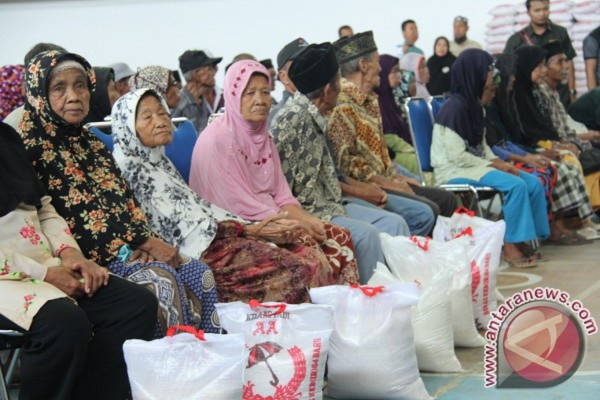 Pemkab Bagikan 1000 Beras kepada Kaum Dhuafa