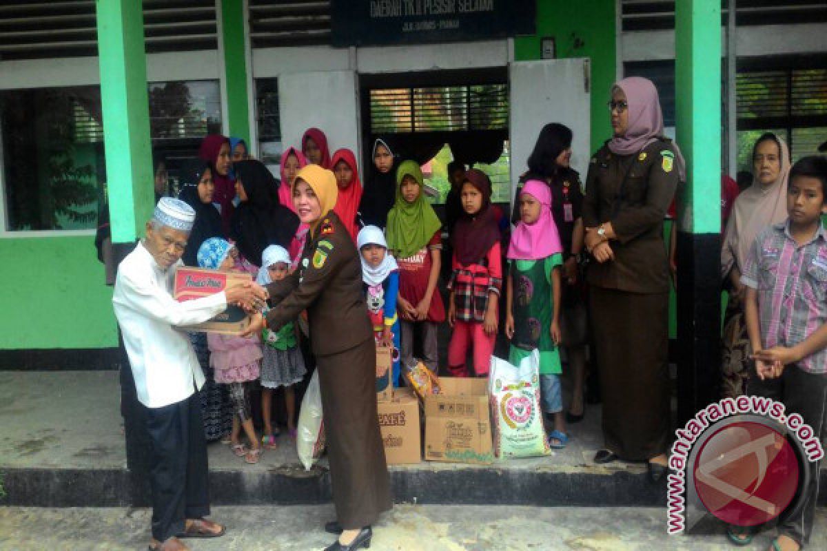 Kejari Painan Santuni Anak Panti Asuhan Muhammadiyah