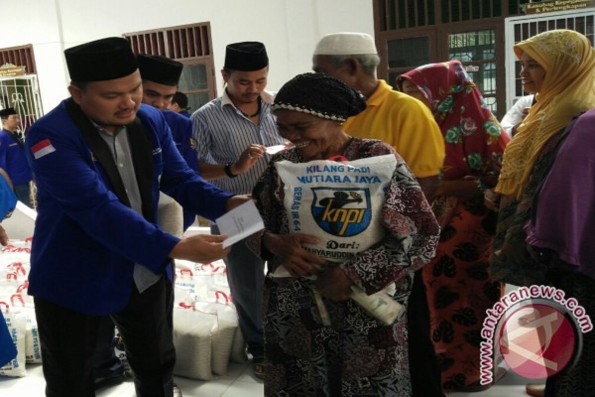 Kaum Dhuafa Terima Zakat Ketua KNPI Tanjungbalai