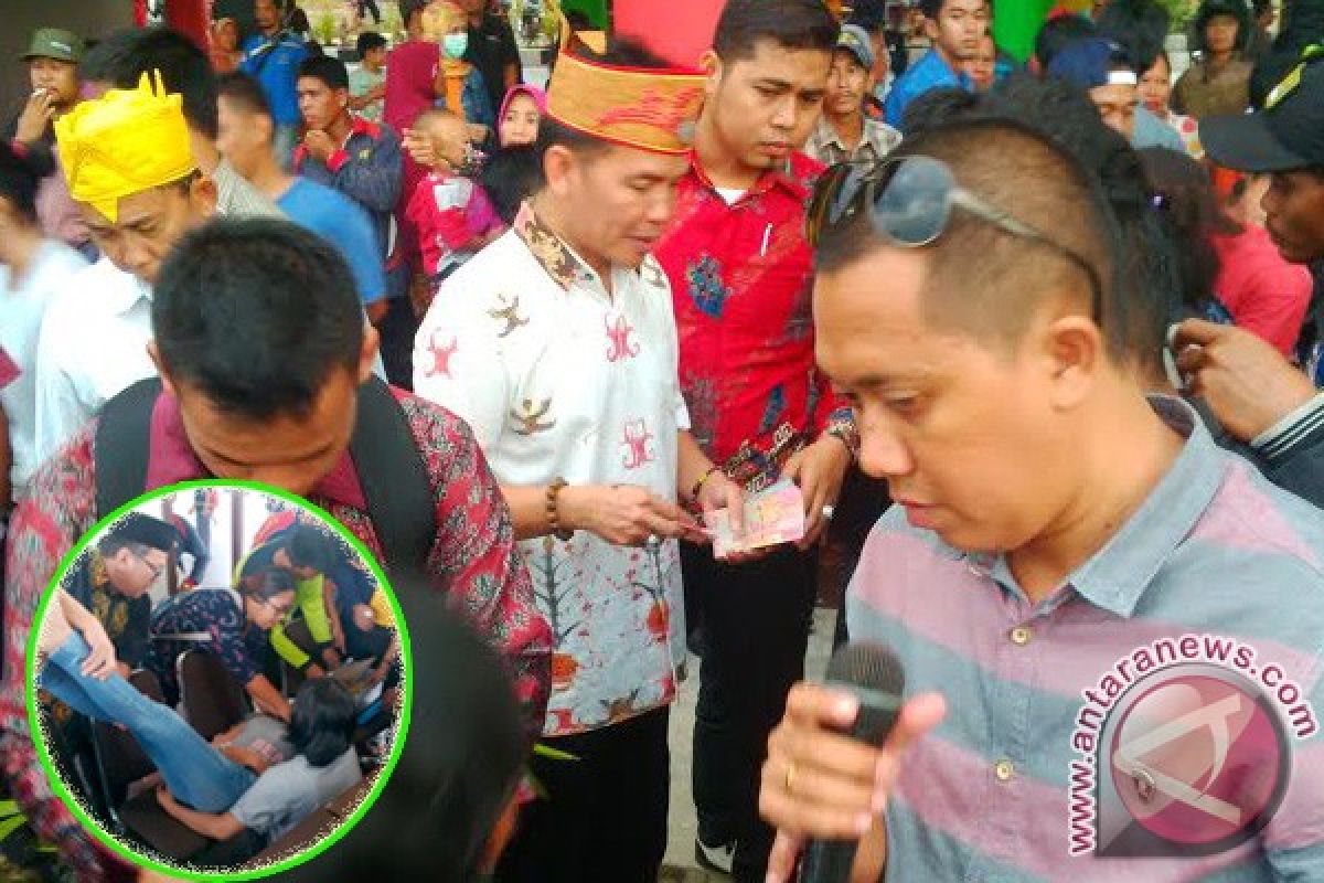 Duh! Pembagian Zakat di "Rumah Betang" Akibatkan Satu Orang Pingsan 