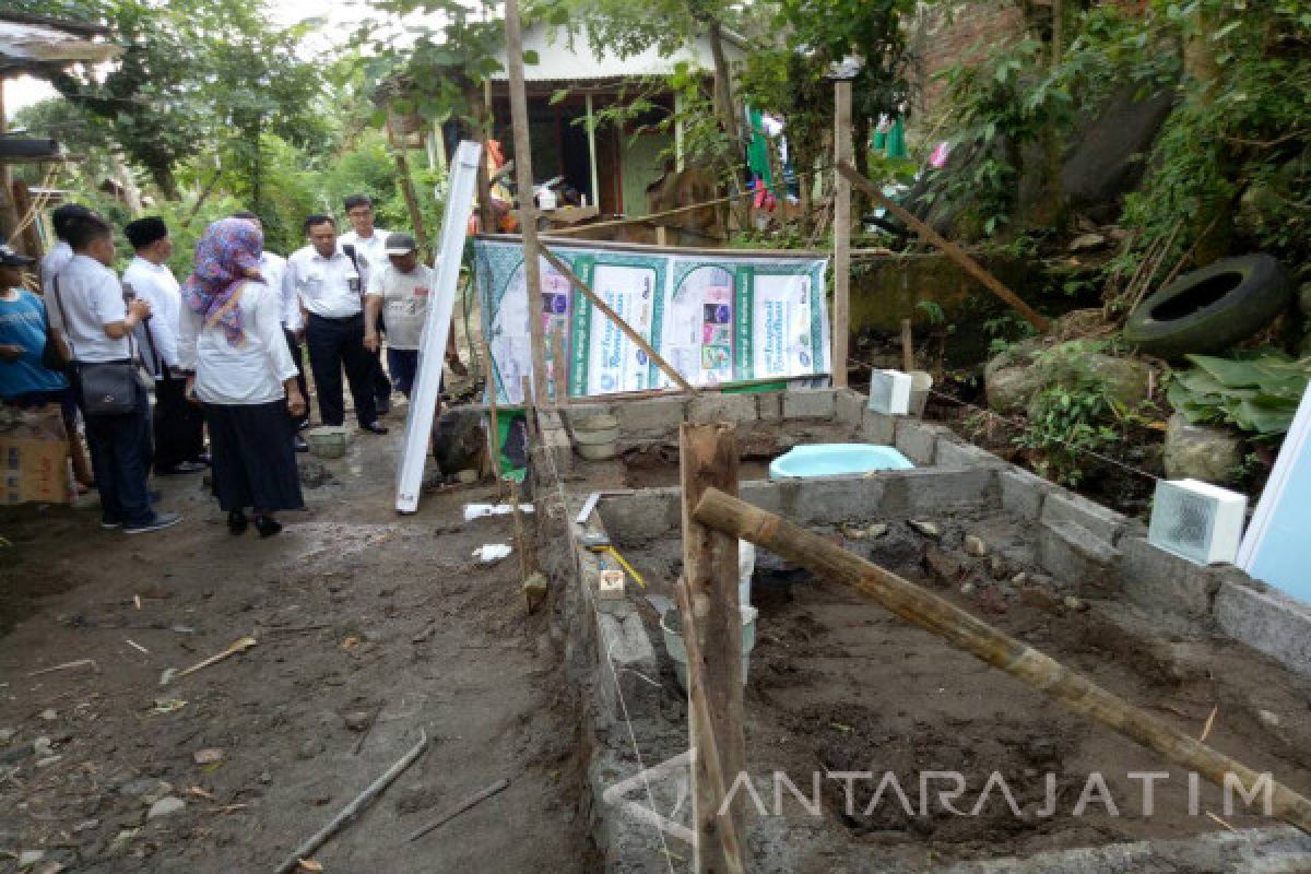 Safari Ramadhan KAI Daop Jember Bangun MCK-Penerangan