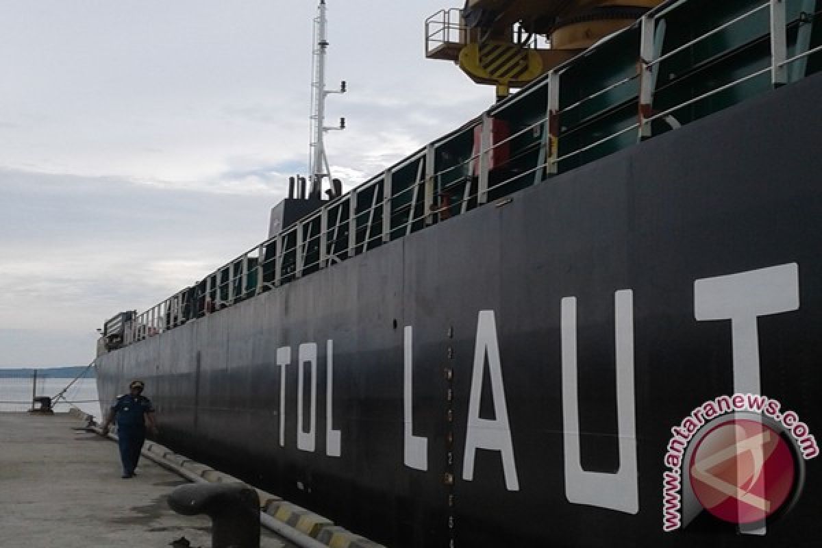 Kapal Tol Laut Sandar Di Pelabuhan Baubau