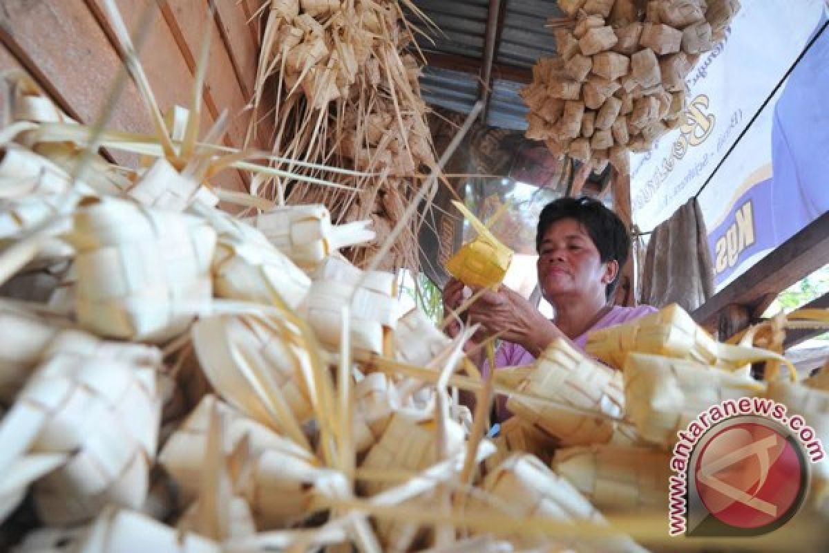 Perajin buat ribuan kulit ketupat untuk dipasarkan