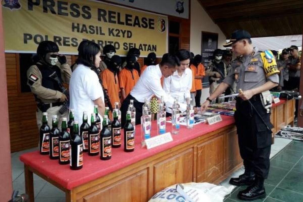 Polres Barsel Amankan 24 Botol Minuman Keras