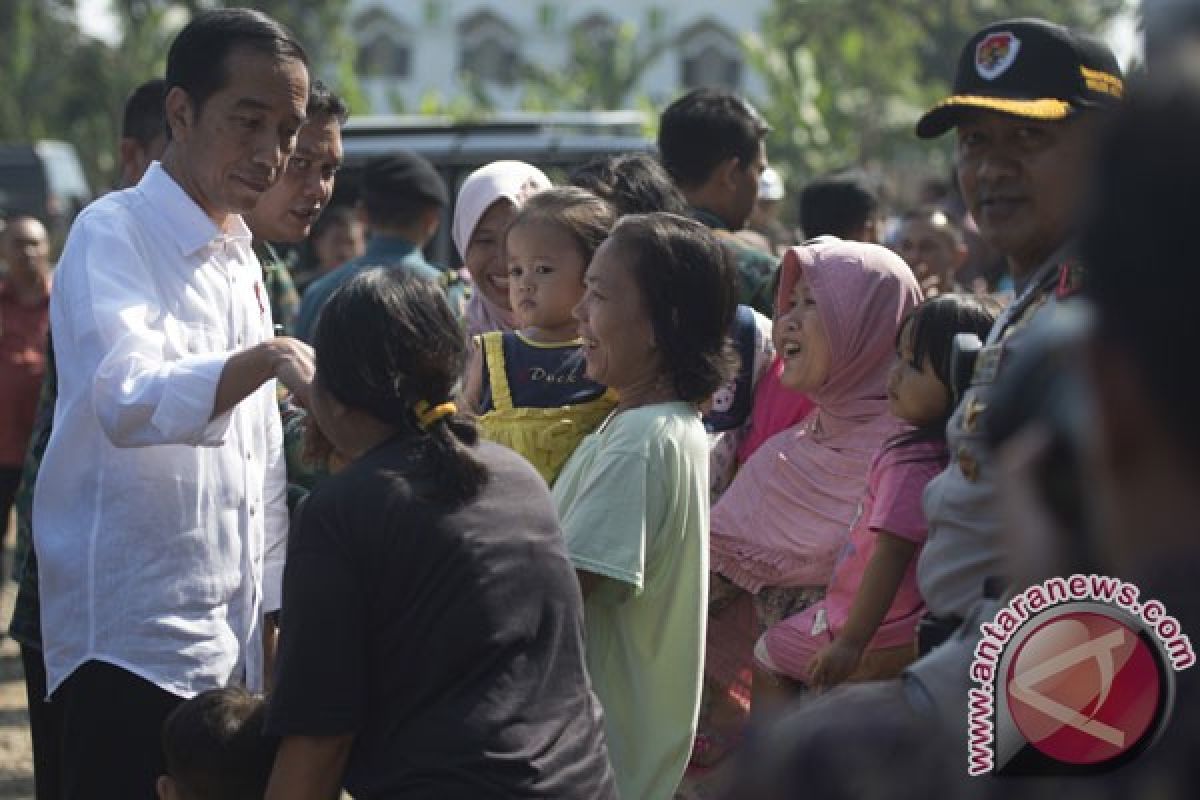 President Jokowi helps distribute food packages