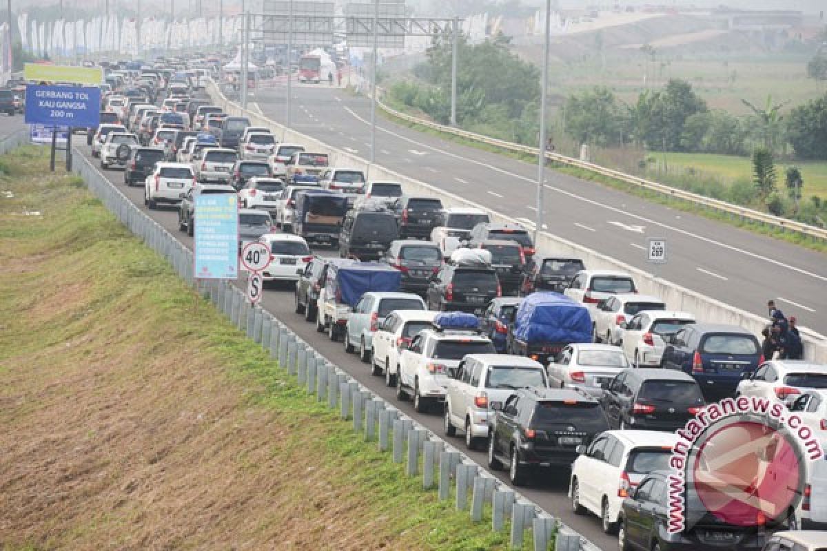 Tol Brebes macet, Polres Cirebon alihkan kendaraan ke jalur arteri