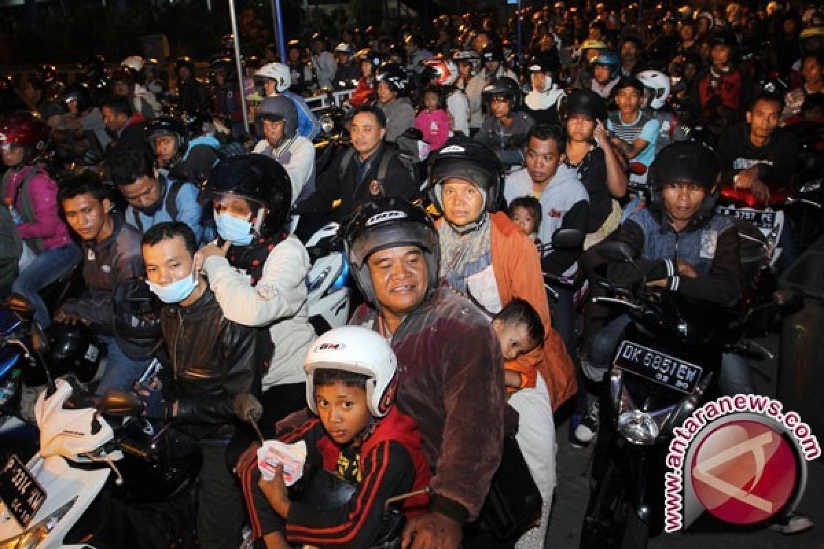 Pemudik motor padati jalan lintas Bandarlampung-Kotaagung