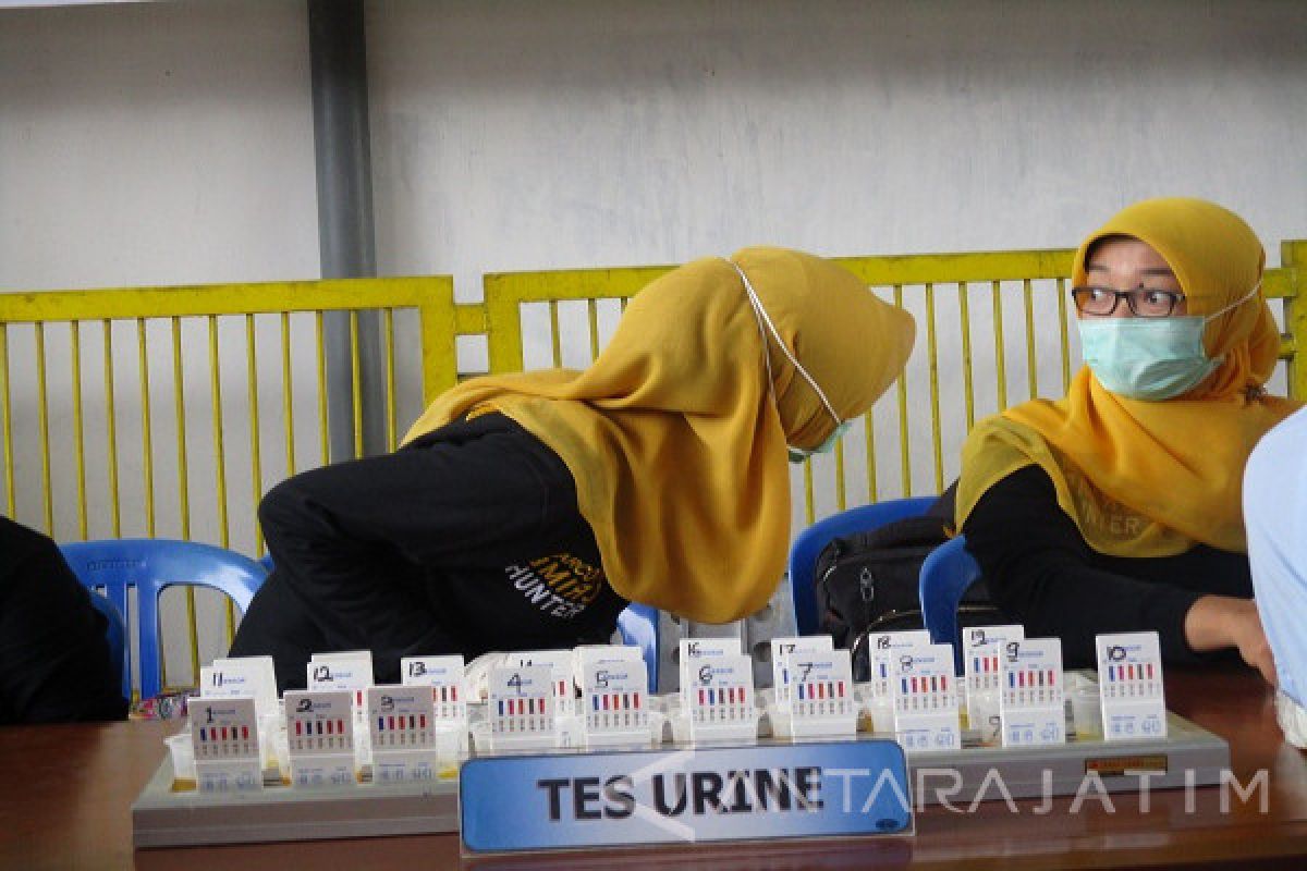 Puluhan Sopir Bus Lakukan Tes Urine      