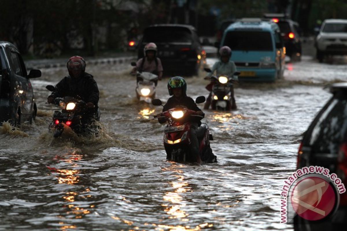 Jalan Menuju Penyeberangan Fery Torobulu Terendam Banjir