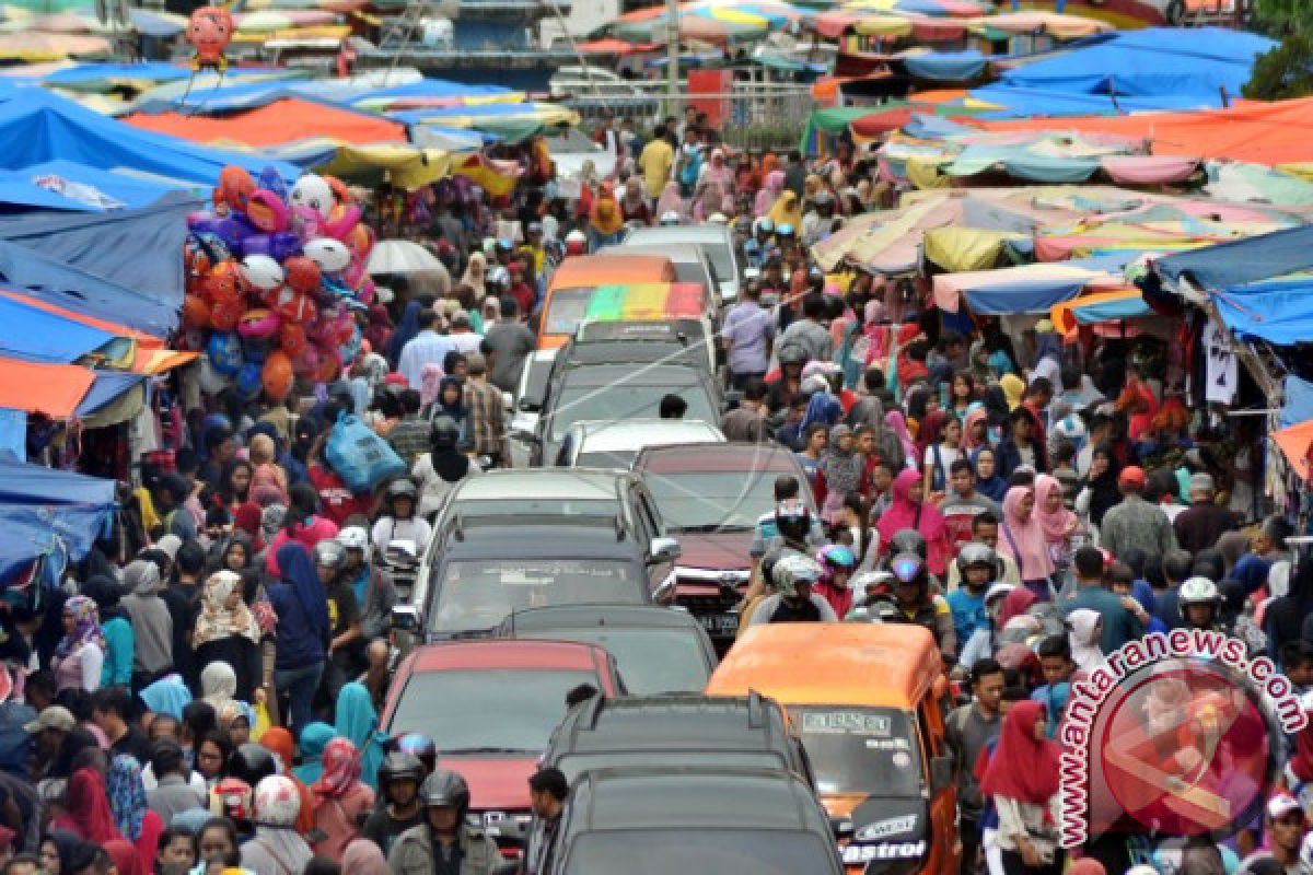 Ribuan Pengunjung Padati Pasar Raya, Hati-hati Barang Berharga