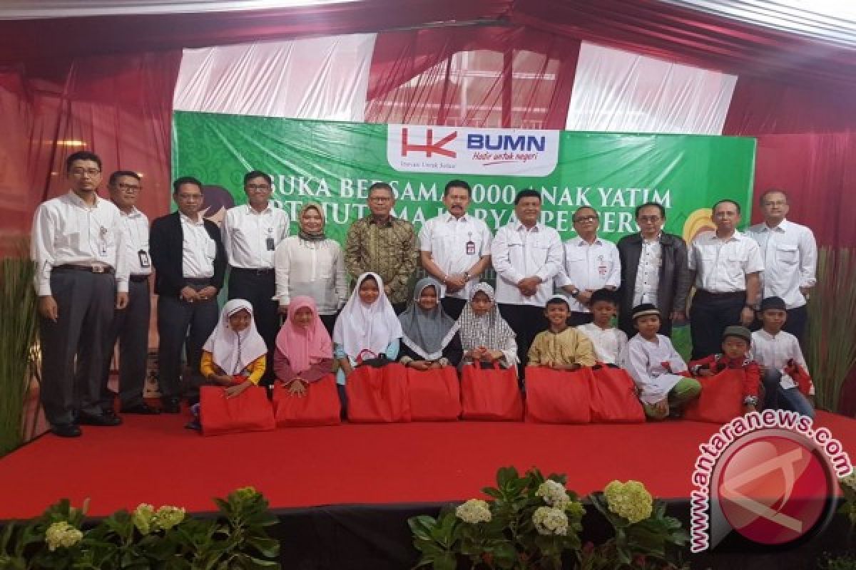 Tanda Cinta Hutama Karya untuk 1.000 anak yatim