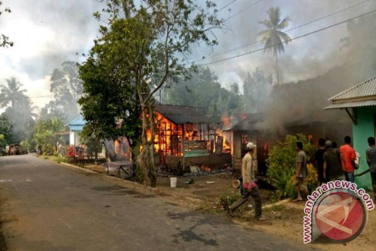 Dua Rumah Terbakar Satu Madrasyah Terpaksa Dirusak