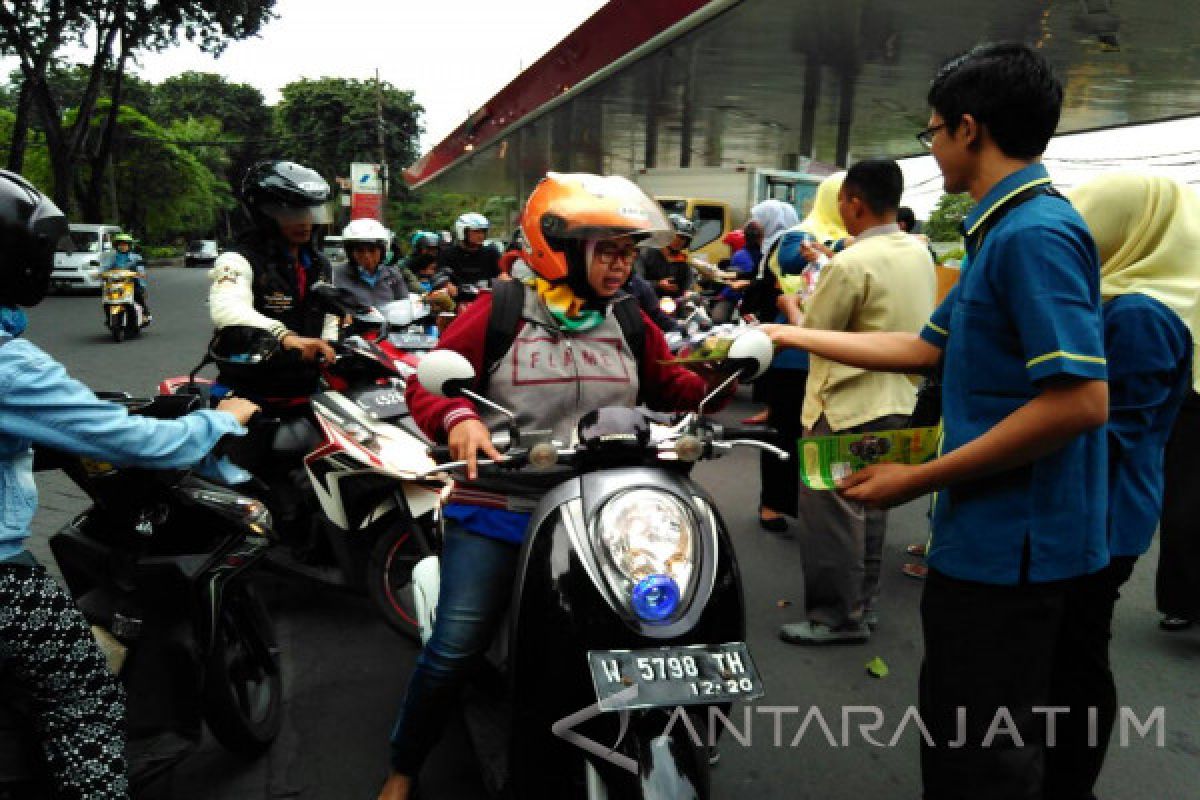 BPJS Ketenagakerjaan Rungkut Bagikan Takjil Kepada Pengendara