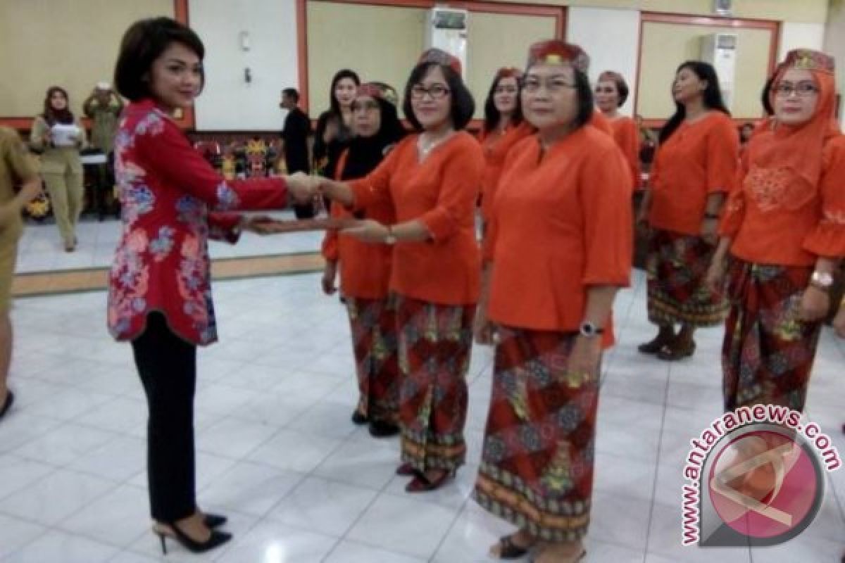 Adolina Sendol Jabat Ketua Kaukus Perempuan Parlemen Bartim