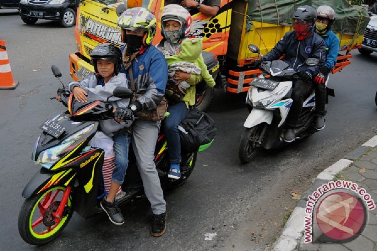 Jalur Pantura Jawa Tengah macet di Pekalongan