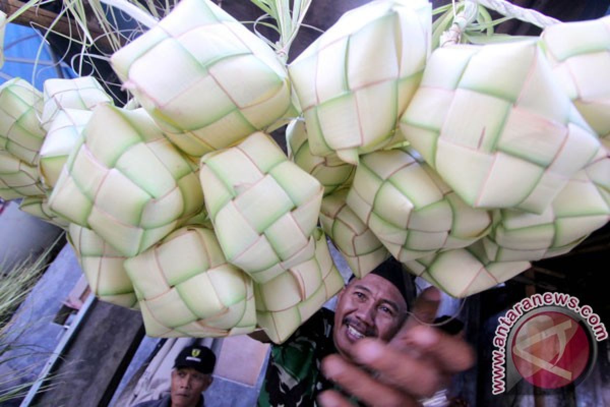 Pengrajin daun ketupat raup keuntungan