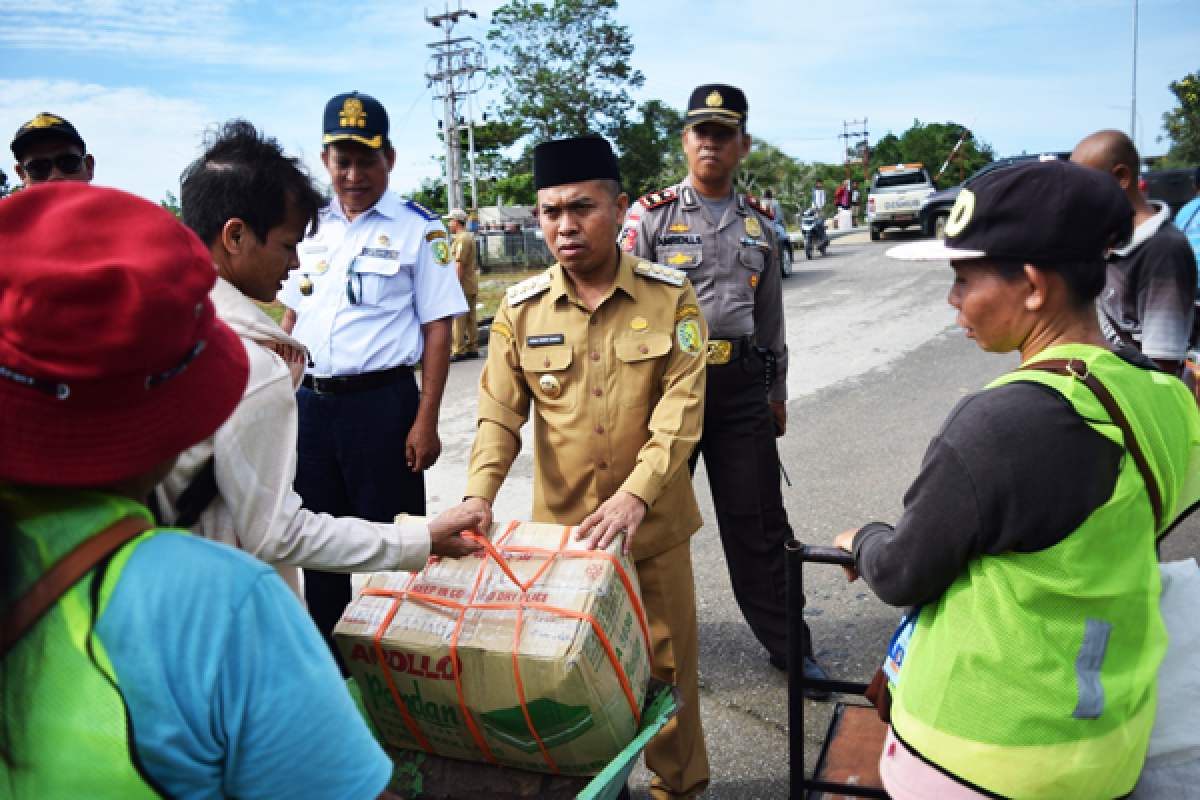 Bupati Minta Pejabat PLBN Aruk di Tempat