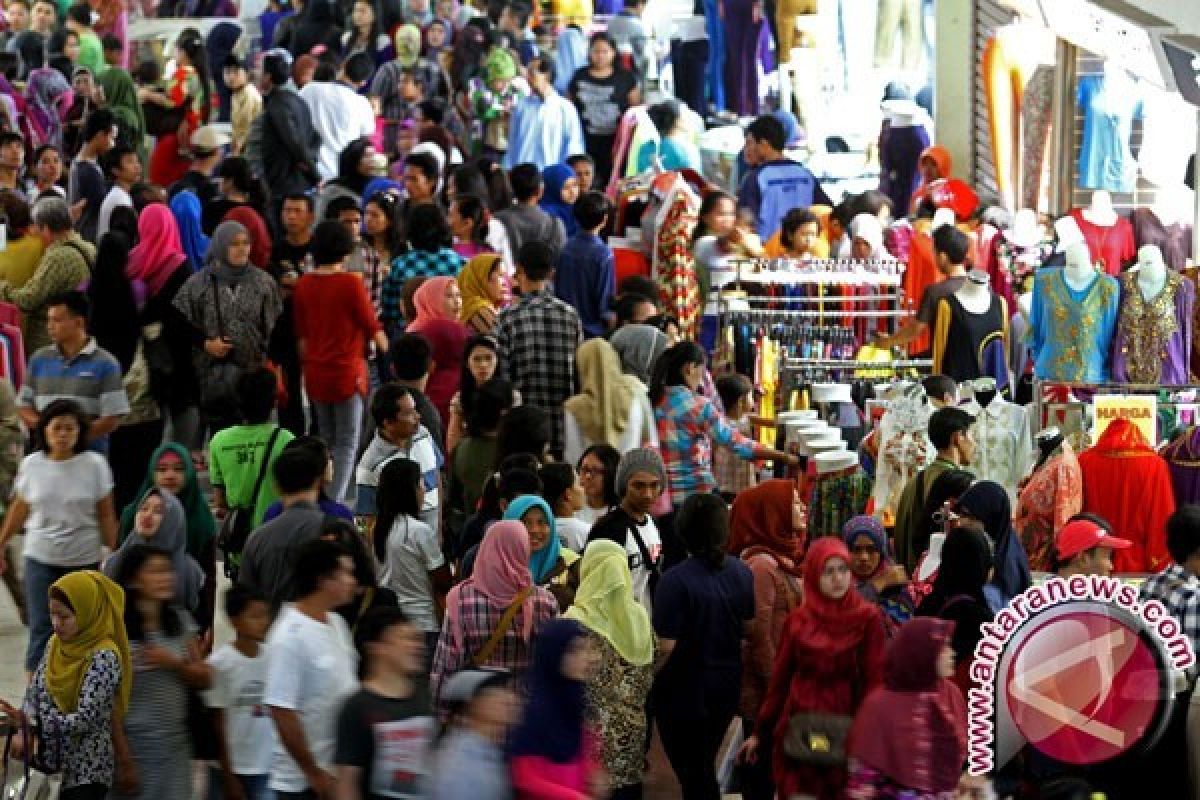 Warga Padati Pusat Perbelanjaan di Kota Pangkalpinang