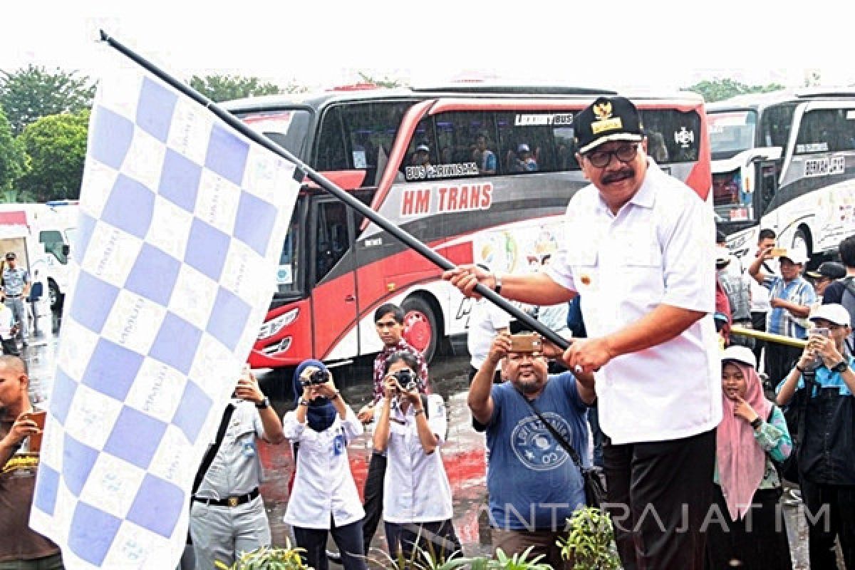 Gubernur Jatim Berangkatkan Bus Mudik Jasa Raharja