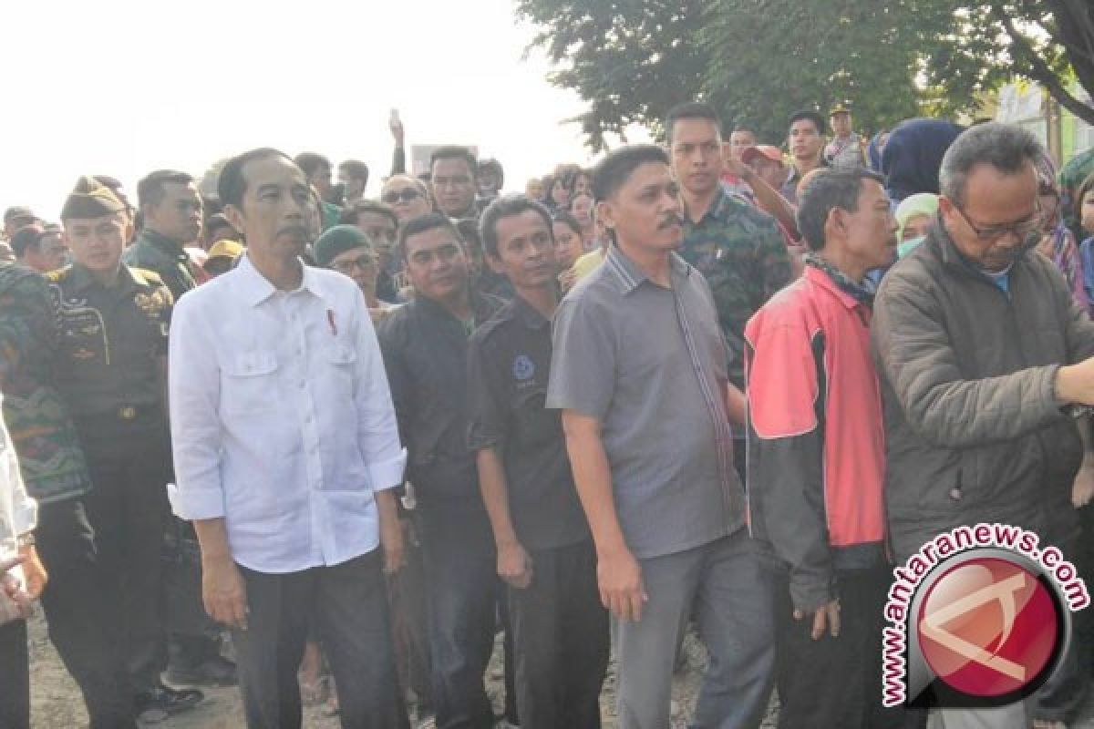 Presiden Saksikan Pembagian Bahan Pokok di Ciawi