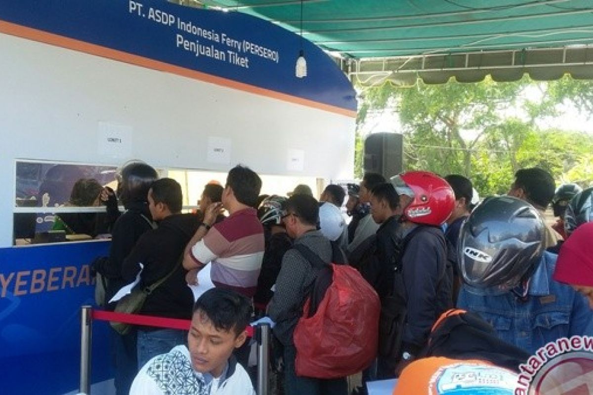 Pemudik Serbu Loket Tiket Luar Pelabuhan Gilimanuk