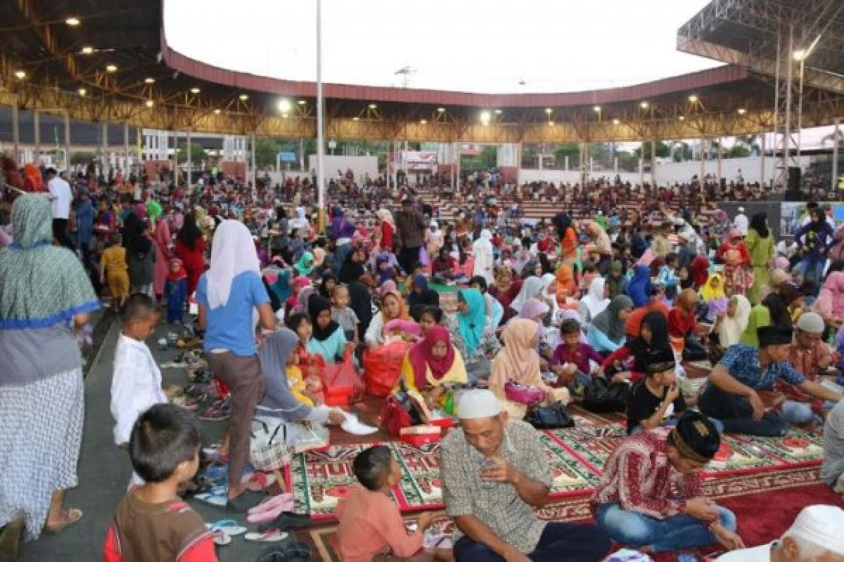 Mantap! Bupati Nadalsyah Undang 7.000 Warga Buka Puasa 