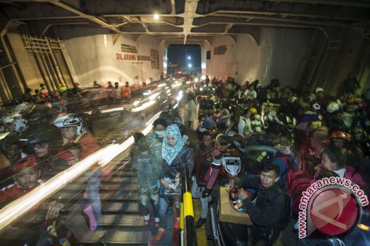 Antre lebih empat jam pemudik belum terangkut di Pelabuhan Merak