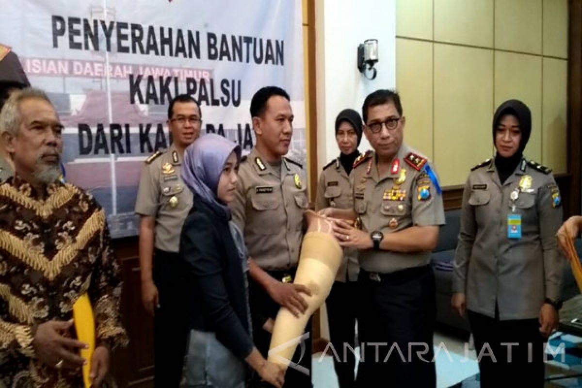 Kapolda Jatim Beri Bantuan Kaki Palsu (Video)